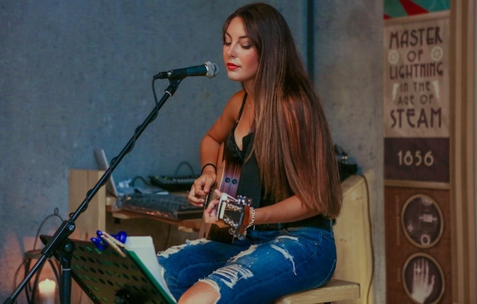 Learning to Sing Online